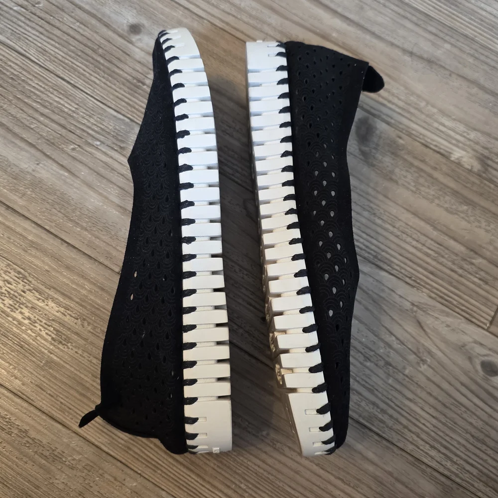 Ilse Jacobsen Black Laser-Cut Slip-On Flats with White Trim - Picture 4 of 8